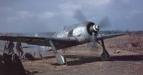 Chiếc máy bay đang được nói đến là Focke-Wulf Fw 190. Đây là máy bay chiến đấu một chỗ ngồi, một động cơ được nước Đức sử dụng rộng rãi trong Thế chiến thứ II. Cùng với chiếc Messerchmitt Bf 109, Focke Wulf 190 trở thành xương sống của lực lượng Không quân Đức.